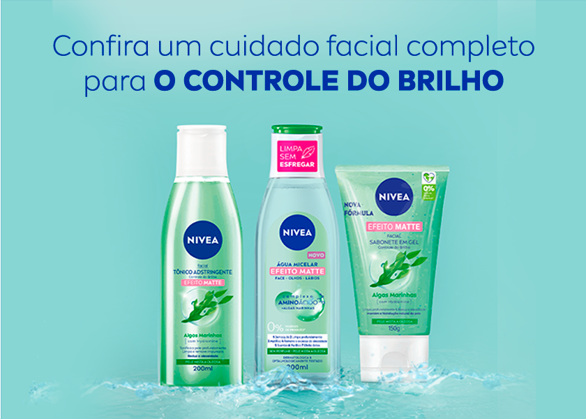 Fundo em tons de verde, com efeito de água na base. No centro, aparecem três produtos da linha NIVEA Efeito Matte, alinhados lado a lado: À esquerda, um frasco verde translúcido de Tônico Adstringente Efeito Matte, 200ml. Ao centro, um frasco transparente com tampa verde de Água Micelar Efeito Matte, 200ml. À direita, uma bisnaga verde de Sabonete em Gel Efeito Matte, 150g.