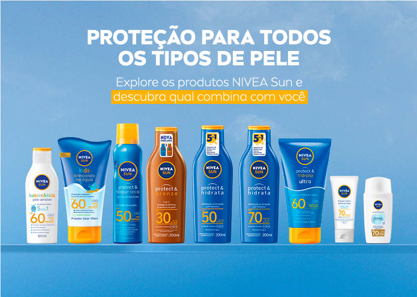 Linha de produtos NIVEA Sun dispostos em fileira sobre fundo azul claro.