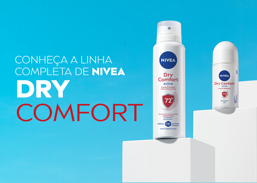 Fundo azul vibrante e blocos brancos em diferentes alturas no canto inferior. Sobre os blocos, estão dois produtos da linha NIVEA Dry Comfort: um desodorante roll-on e um aerossol. Ambos têm embalagem branca com tampa branca e detalhes em vermelho.