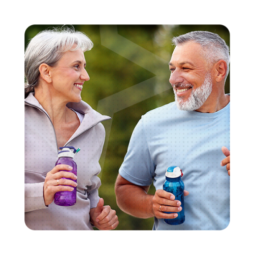 IMAGEM DE CASAL DE MEIA IDADE PRATICANDO EXERCICIO FISICO AO AR LIVRE
