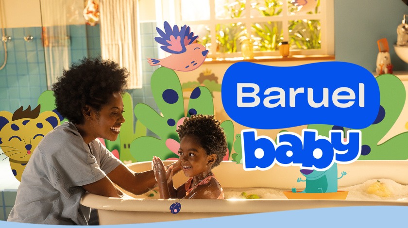 Mãe dando banho na filha na banheira, as duas estão sorridentes e aproveitando o momento.