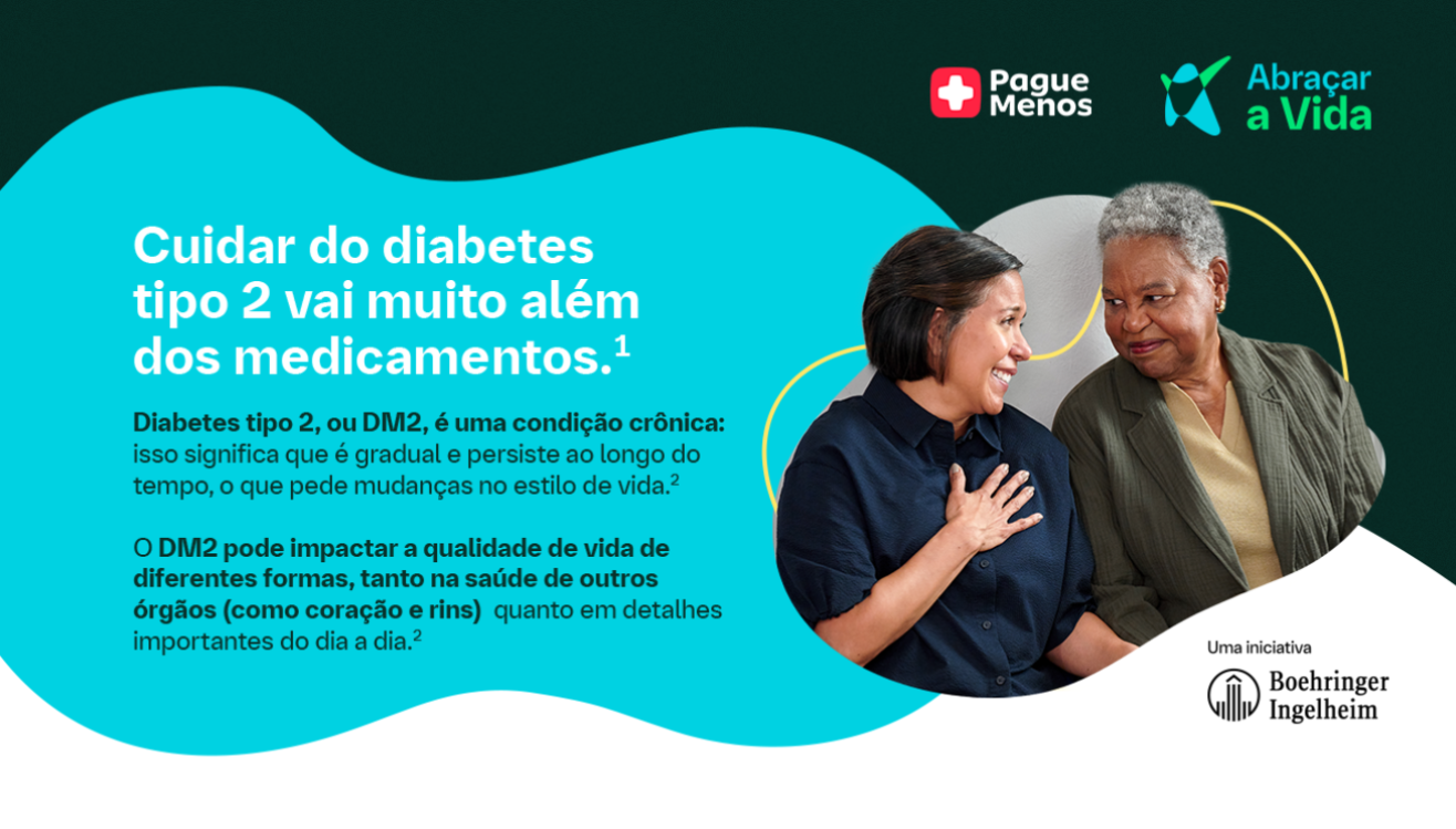 2 mulheres de meia idade se olhando e sorrindo