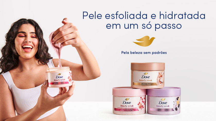 Imagem de uma mulher feliz pegando creme do pote. Também temos imagens dos 3 produtos de Beauty Scrub.